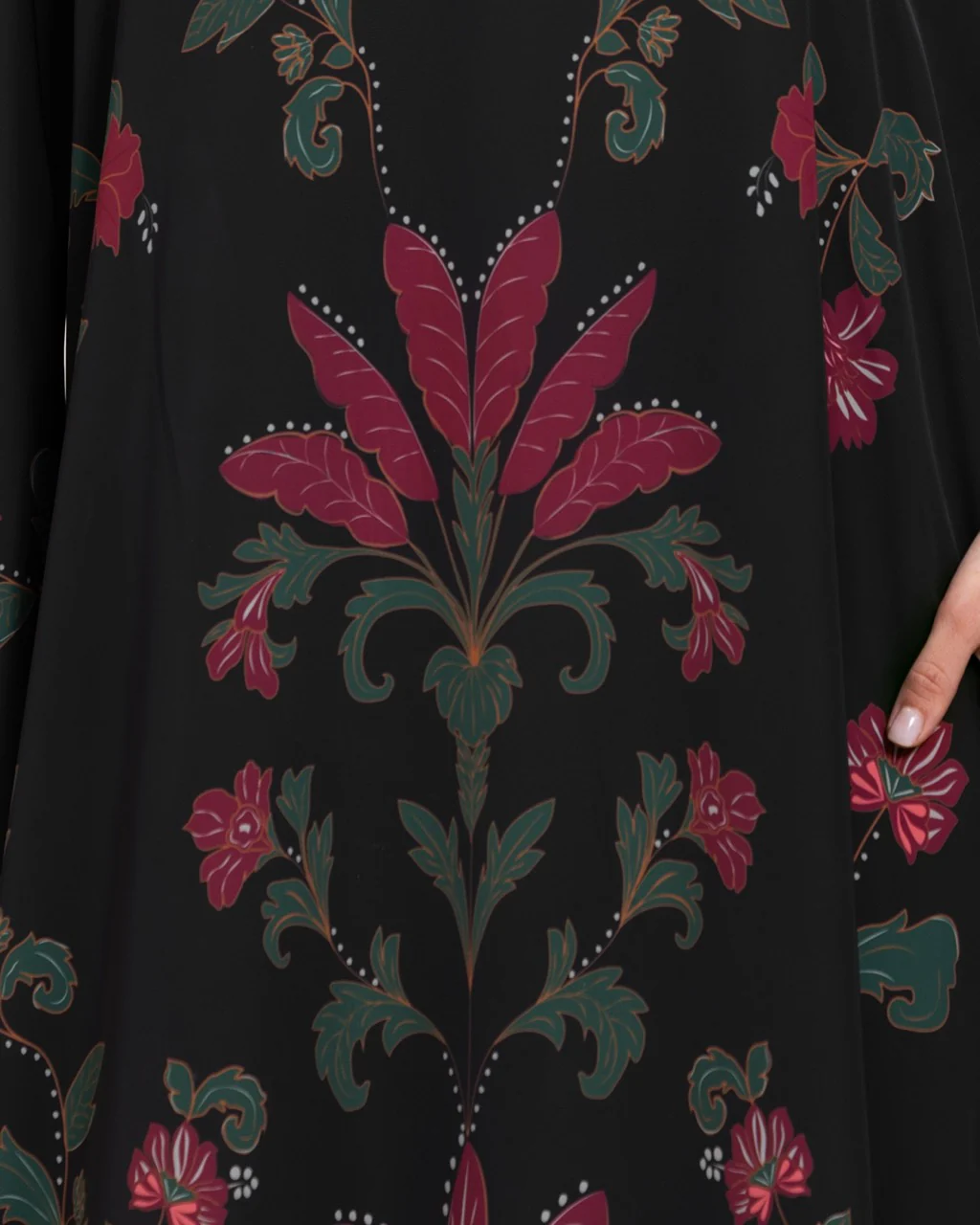 قفطان ستان أسود مطبوع بزخارف نباتية  - Image 4