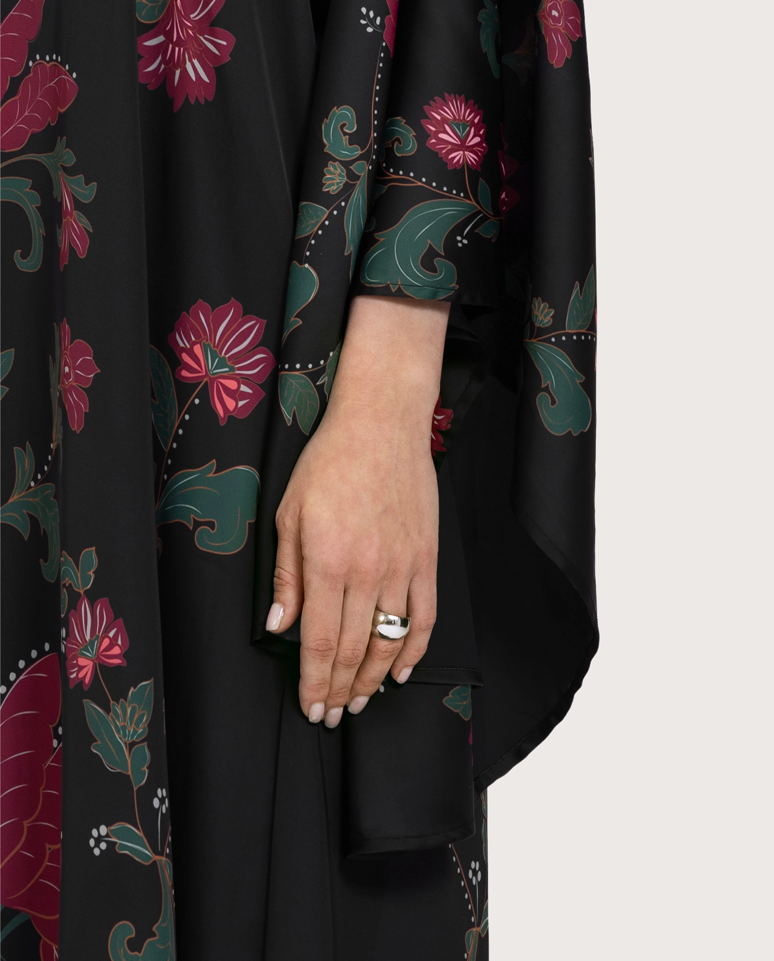 قفطان ستان أسود مطبوع بزخارف نباتية  - Image 5