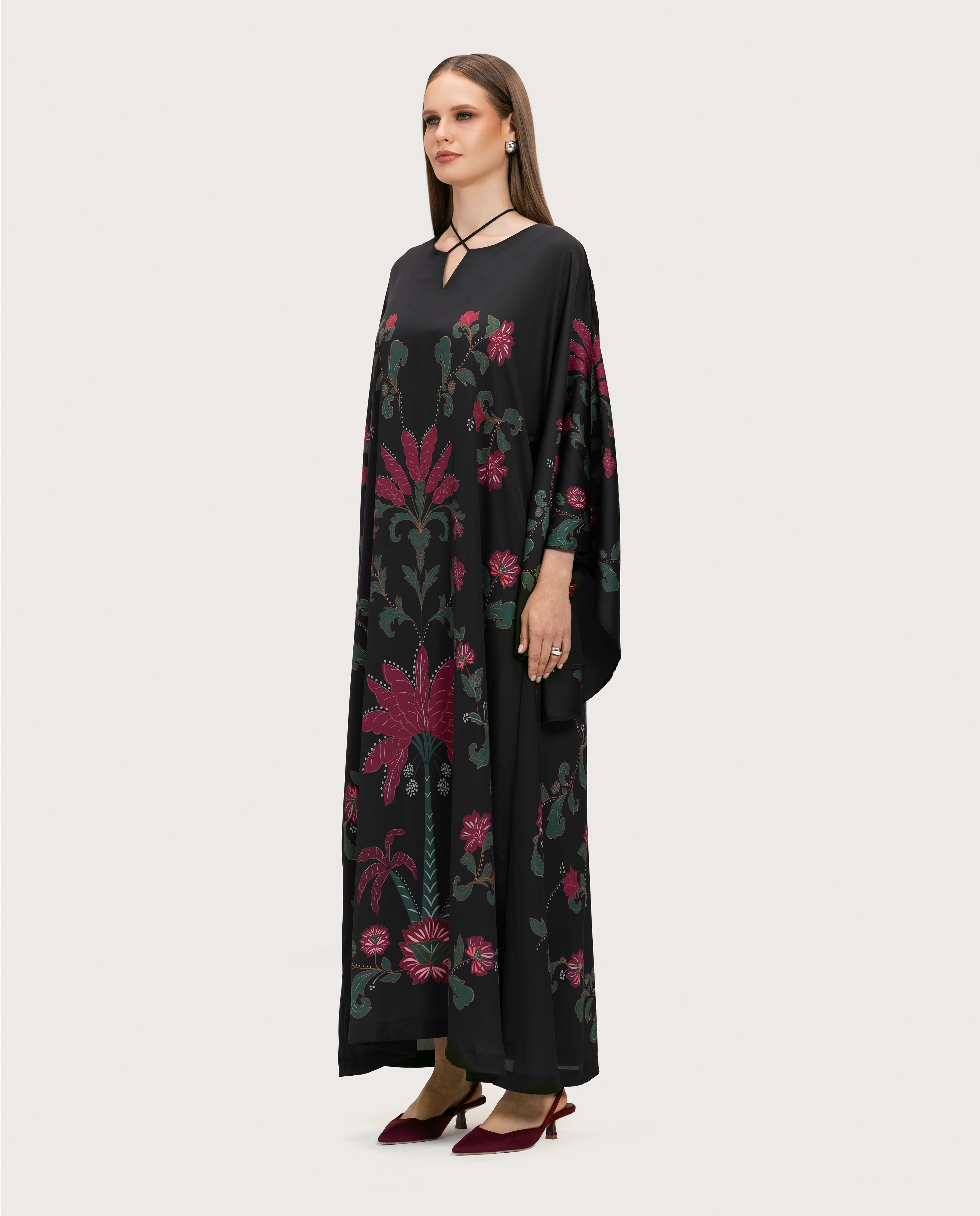 قفطان ستان أسود مطبوع بزخارف نباتية  - Image 6